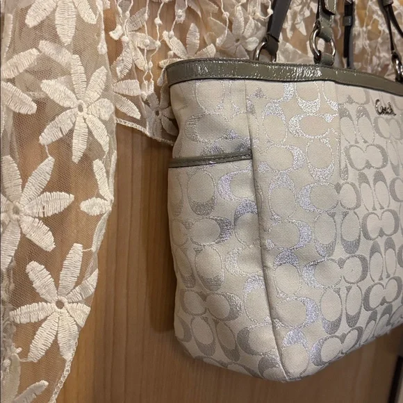 EUC COACH purse. Flawless inside and out. Straps adjustable on both sides. Badge - Picture 5 of 16